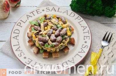 Salada com feijão, bolachas, milho e queijo