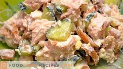 Saladas com peito de frango e champignon