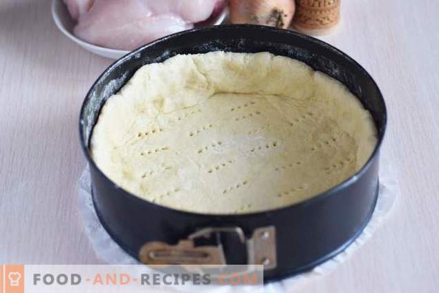 Torta aberta com frango e batatas em crosta de queijo