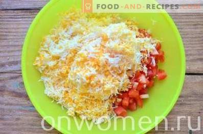 Tortinhas com queijo, tomate e ovos