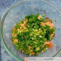 Salada de primavera com alho selvagem, salmão e champignon