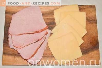 Rolinho de frango com presunto e queijo em uma panela