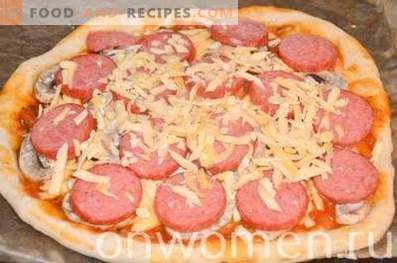 Pizza com salsicha e cogumelos em massa de levedura