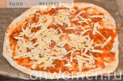 Pizza com salsicha e cogumelos em massa de levedura