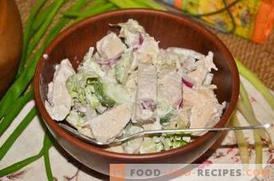 Salada com frango, lulas e pepino