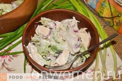 Salada com frango, lulas e pepino