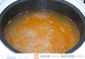 Sopa de arroz com almôndegas em um fogão lento
