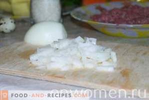 Sopa de arroz com almôndegas em um fogão lento