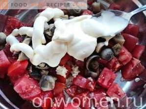 Salada com cogumelos, tomates e bolachas