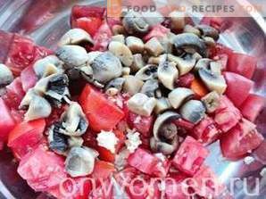Salada com cogumelos, tomates e bolachas