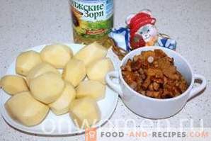Batatas fritas com chanterelles em um fogão lento
