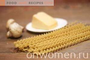 Macarrão com cogumelos e queijo em molho de natas