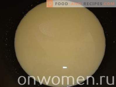 Mingau de arroz com leite em um fogão lento