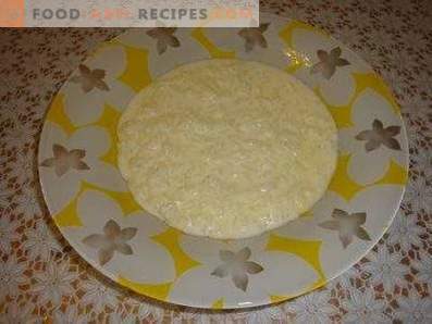 Mingau de arroz com leite em um fogão lento