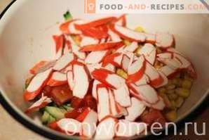 Salada com varas de caranguejo, tomate e milho