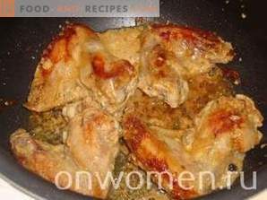 Asas de frango assadas em um fogão lento