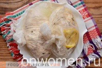 Peito de frango em um fogão lento