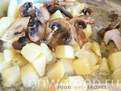 Batata frita com cogumelos em uma panela