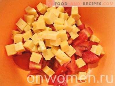 Salada com frango, queijo, tomate e bolachas
