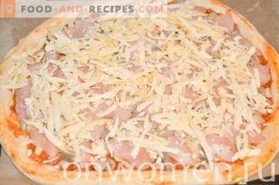 Pizza com frango e cogumelos em massa de levedura