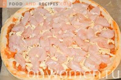Pizza com frango e cogumelos em massa de levedura