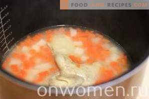 Sopa de codorna em um fogão lento