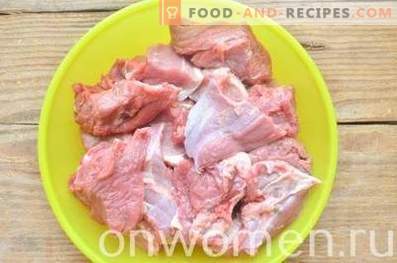 Bolinhos de carne de porco e carne em uma panela