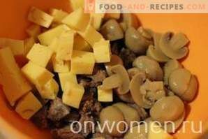 Salada com carne, cogumelos e bolachas