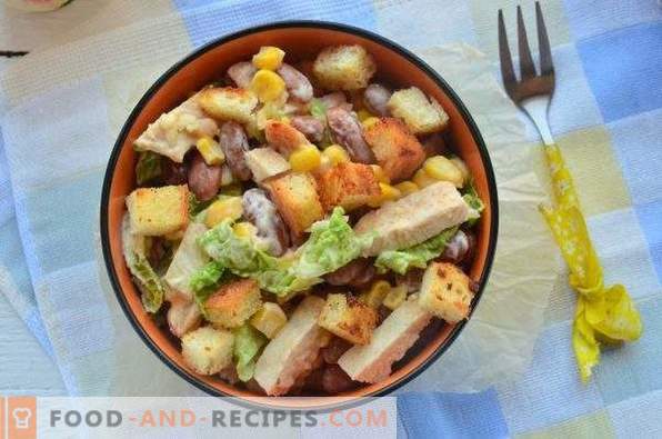 Salada com feijão, bolachas, milho e frango