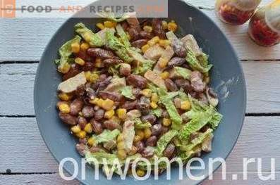 Salada com feijão, bolachas, milho e frango