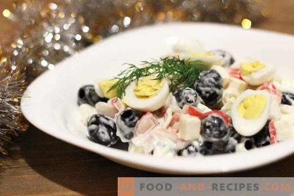 Salada com varas de caranguejo e azeitonas
