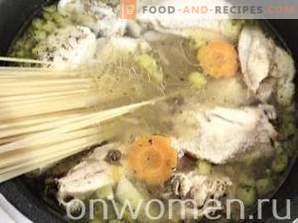 Sopa de frango com macarrão e batatas