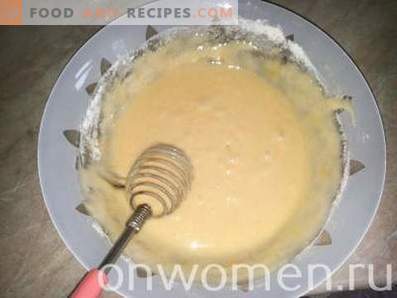 Pastel de mayonesa con mermelada en la olla de cocción lenta