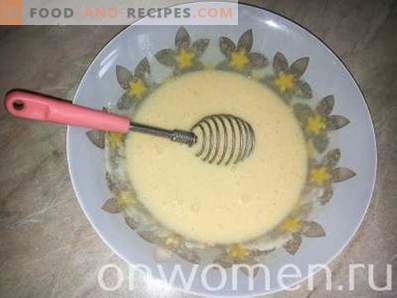 Pastel de mayonesa con mermelada en la olla de cocción lenta