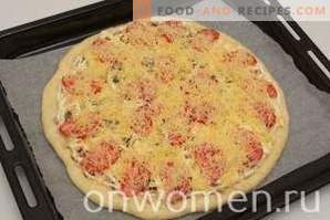Pizza com salsicha, cogumelos, queijo e tomate