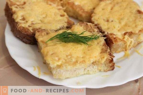Croutons com queijo e ovo em uma panela