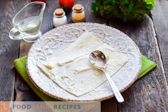 Lanche quente de pita com salsicha e queijo: não dietético, mas saboroso
