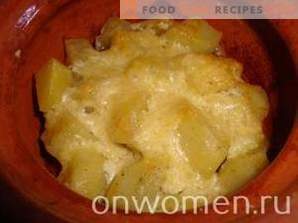 Carne com batatas e cogumelos em panelas no forno