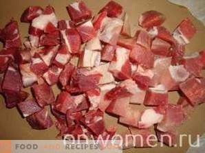 Carne com batatas e cogumelos em panelas no forno