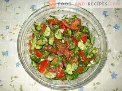 Saladas com tomates e pepinos