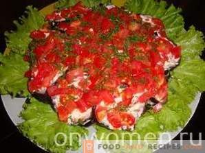 Salada com berinjela, tomate e cogumelos