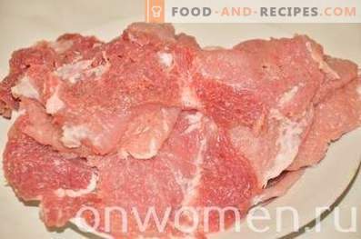 Carne de porco em um travesseiro de batata no forno
