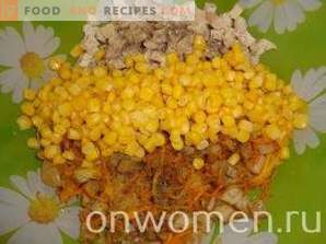 Ensalada con pollo, champiñones y maíz