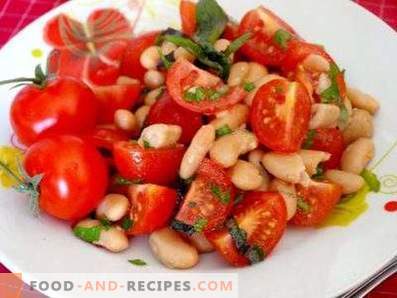 Saladas com tomates e feijão