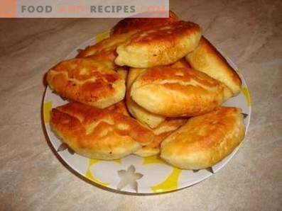 Tortas de batata em kefir em uma frigideira