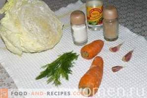 Salada de repolho e cenoura com alho, temperada com vinagre