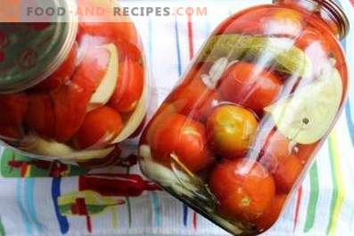 Assorted para o inverno de pepinos e tomates e pimentos e abobrinha