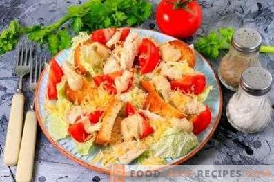 Salada Caesar com frango, couve chinesa, bolachas e tomates