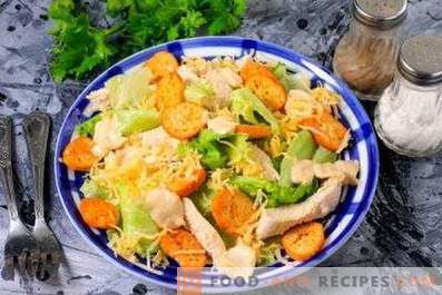 Saladas com frango e bolachas