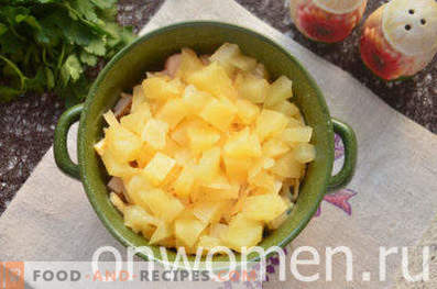 Salada com frango defumado, abacaxi, queijo, ovo